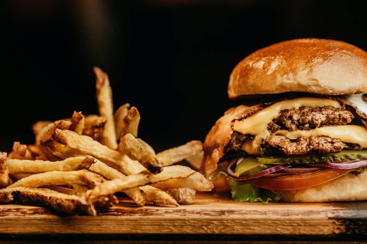 hamburguesa al pan con papas fritas 