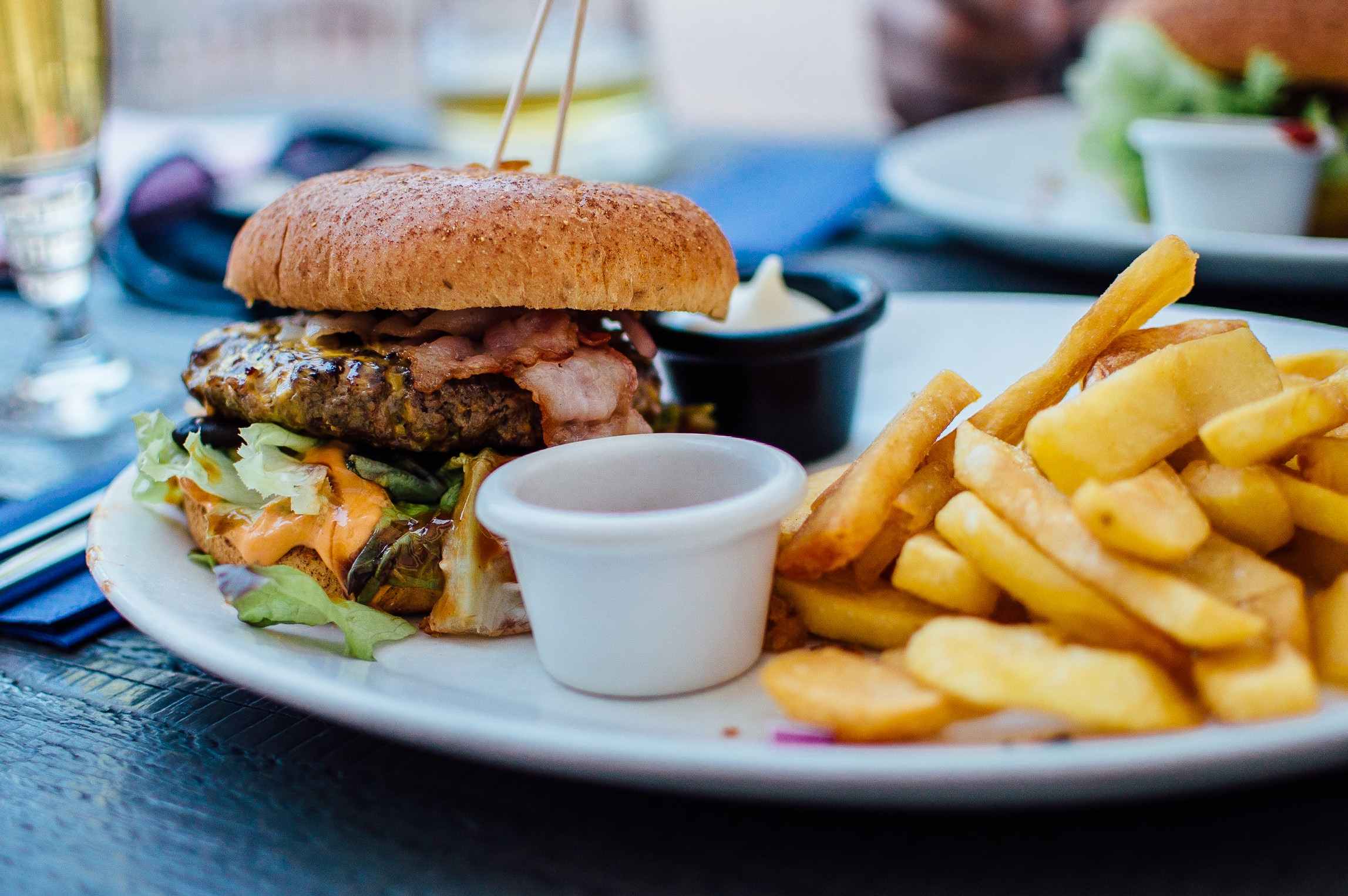 Hamburguesa al pan con papas fritas