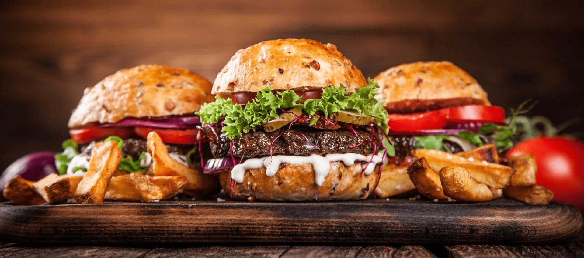 Hamburguesa al pan de sesamo y una carne llena de queso cheddar