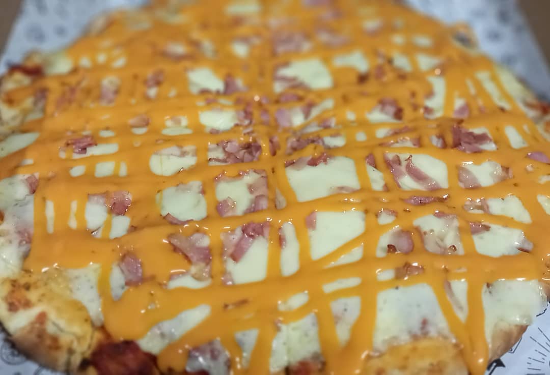 Pizzeta papin con cheddar y panceta