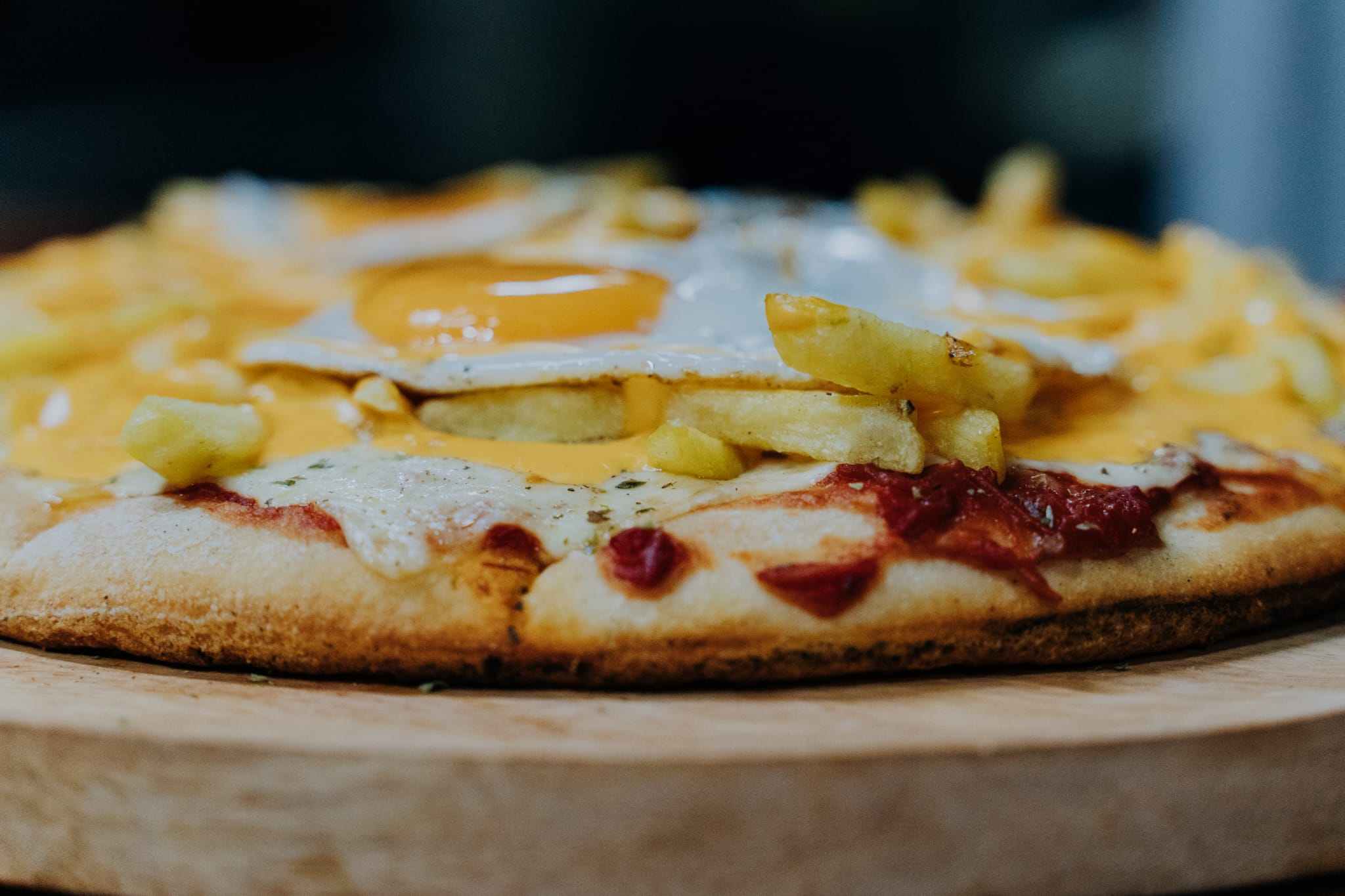 Pizzeta papin con cheddar,huevos y fritas